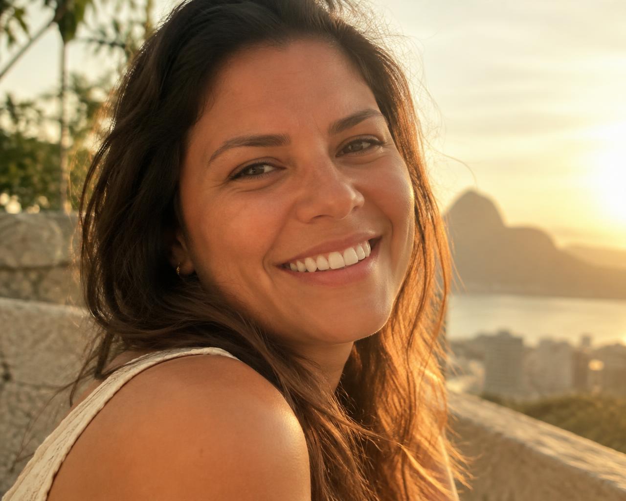 Mulher sorrindo com dentes alinhados